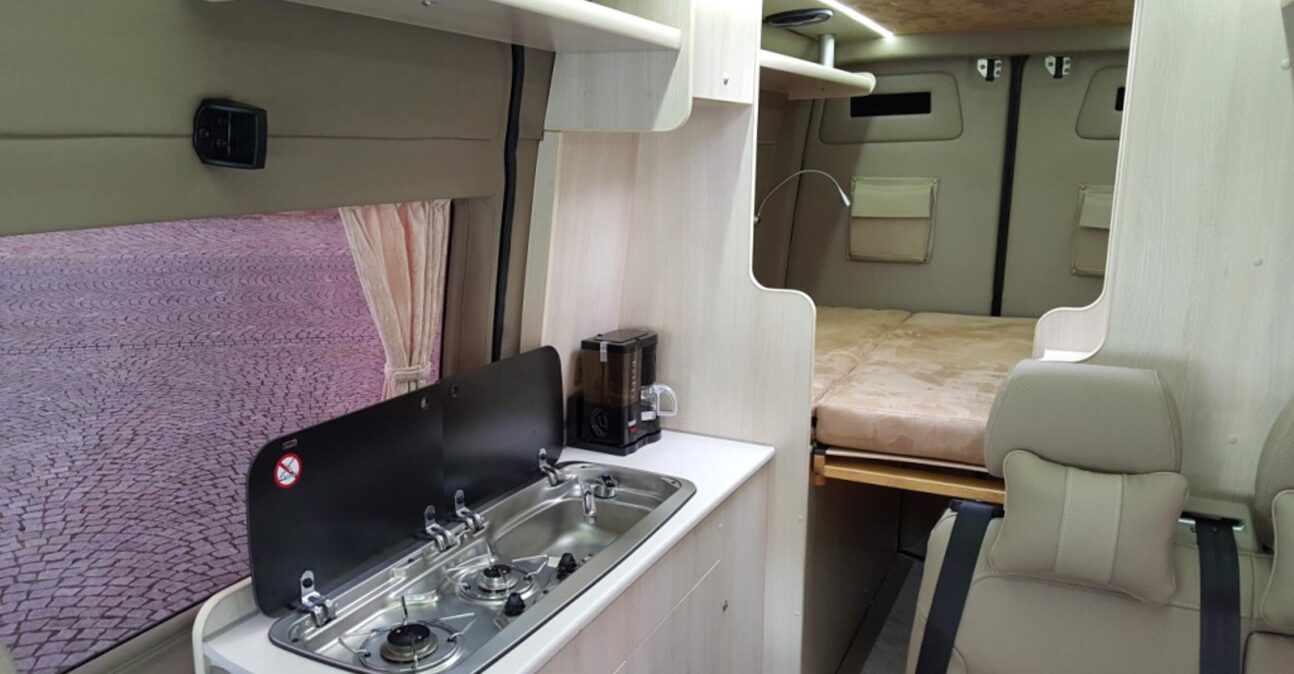 Innenausbau mit Tisch und Sitzfläche